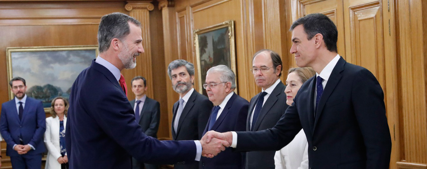El rey Felipe VI saluda al nuevo presidente del Gobierno, Pedro Sánchez. 