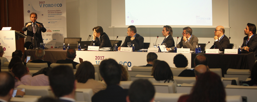 Martín Sellés, CEO de Janssen en España; Mariano Provencio, del Hospital Universitario de Puerta de Hierro; Rafael López, del Complejo Hospitalario Universitario de Santiago e Compostela; Emilio Esteban, del Hospital Universitario Central e Asturias; Miguel Ángel Calleja, presidente de la SEFH; Javier Urzay, subdirector general de Farmaindustria, y Paulo Gonçalvez, managing director del Boston Consulting Group.