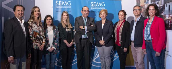 Manuel Mozota, vicepresidente 3º; Beatriz Torres, vocal; María Sanz, vicesecretaria, Asunción Gracia, vocal; Antonio Fernández-Pro, presidente; Pilar Rodríguez Ledo, vicepresidenta 1ª; Marta Martínez, secretaria de Información; Lorenzo Armenteros, tesorero; y Teresa Benedito, secretaria general.