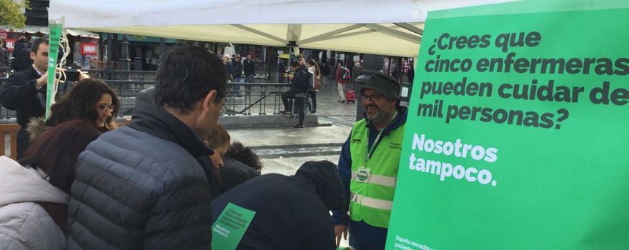 Imagen de la carpa en la que Satse Madrid ha recogido las firmas pese a las inclemencias del tiempo.