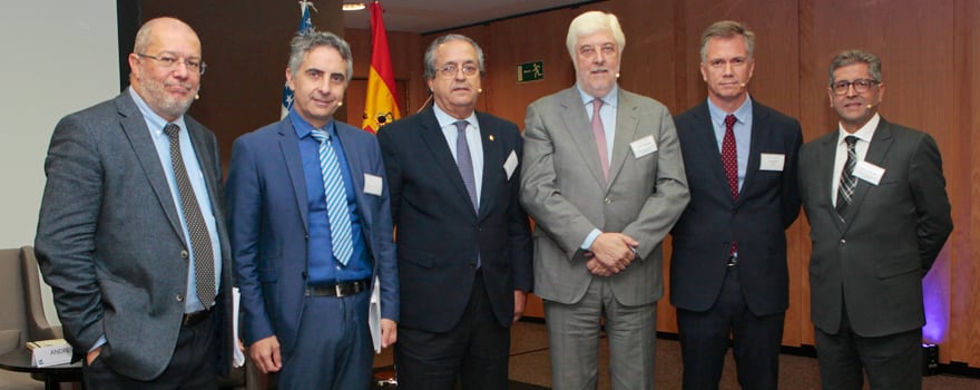 Francisco Igea, portavoz de Ciudadanos en la Comisión de Sanidad del Congreso de los Diputados; Carlos Mateos, de Anis; Antonio Alarcó, senador del PP; Andrés Íñiguez, presidente de la SEC; Luis García Bahamonde, presidente de Abbott, y Antonio Bernal, presidente de la Alianza General de Pacinetes.