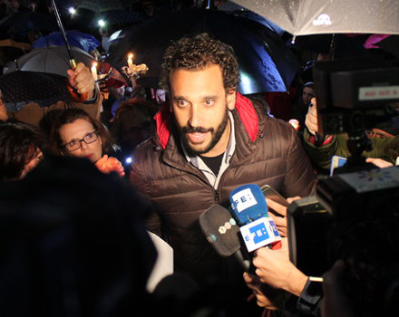 Candel atiende a los medios de comunicación durante una manifestación.