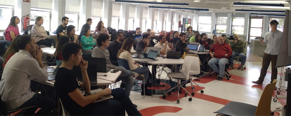 Roberto Arrojo imparte una charla sobre inteligencia artificial.