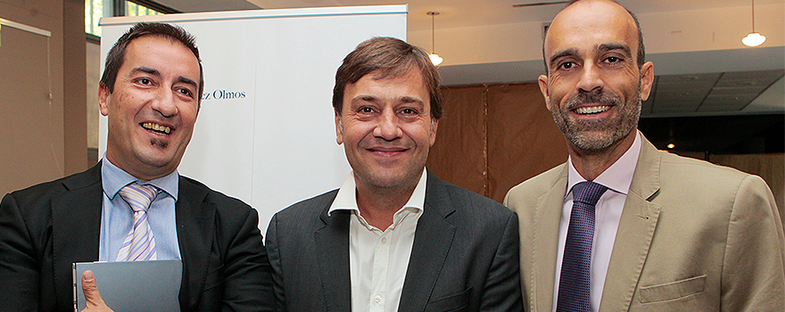 Javier Telez, de Comunicación de Teva, Rafael Borrás, director de RRII de Teva, y Ricardo López.