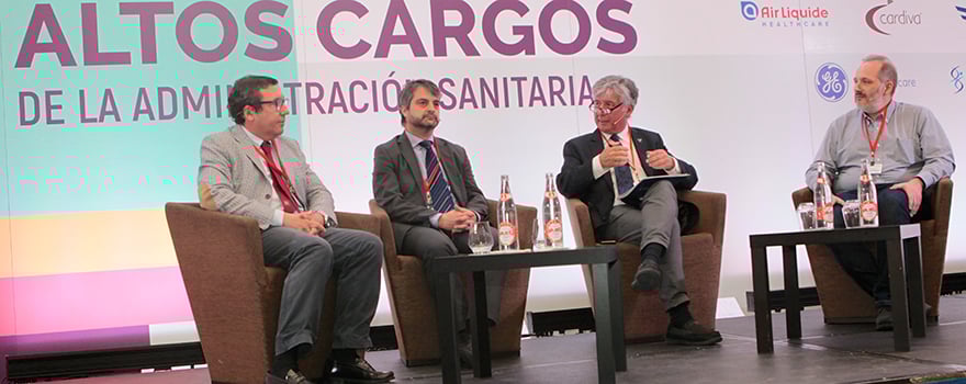 Ponentes y moderador, durante un momento de la tertulia.