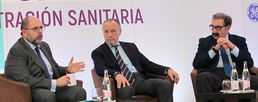 Carlos Moreno, director general de Ordenación Profesional del Ministerio de Sanidad; José María Pino, presidente de Sanitaria 2000; y Jesús Fernández, consejero de Sanidad de Castilla- La Mancha. 