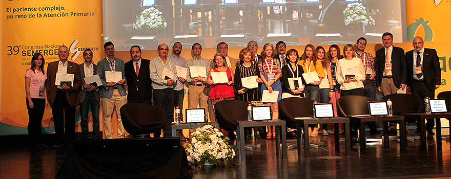 Foto de familia de la entrega de diplomas a los médicos que han superado el DPC de Semergen.