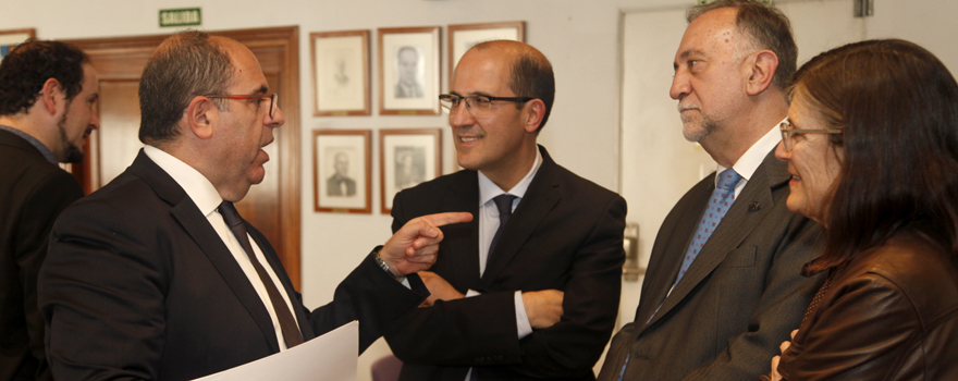 El director general de Ordenación Profesional del Ministerio de Sanidad, Carlos Moreno, junto a José María Antequera Vinagre, director de la jornada técnica; José Ramón Repullo Labrador, jefe del Departamento de Planificación y Economía de la Salud de la Escuela Nacional de Sanidad; y Pilar Azcárraga, directora de la Escuela Nacional de Sanidad.