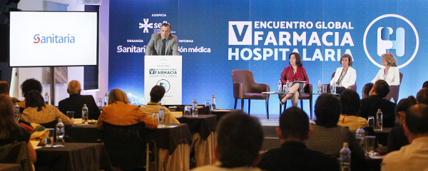 Un momento de la intervención de Francisco Merino durante la mesa dedicada a los desabastecimientos de medicamentos en la farmacia del hospital.