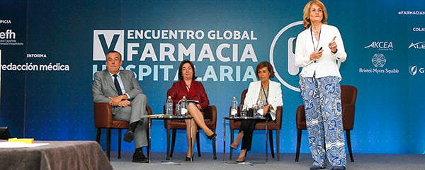 De pie, Amelia Sánchez Guerrero. Sentados, de izquierda a derecha: Francisco Merino, Eva Romá (del Servicio de Farmacia del Hospital La Fe) y Belén Escribano.