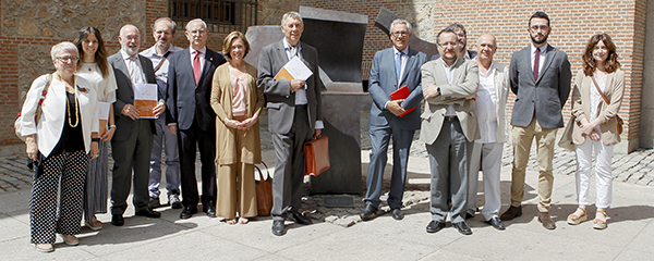 Foto de familia tras haber registrado la petición para que la relación médico-paciente sea reconocida como 'Patrimonio Cultural Inmaterial'