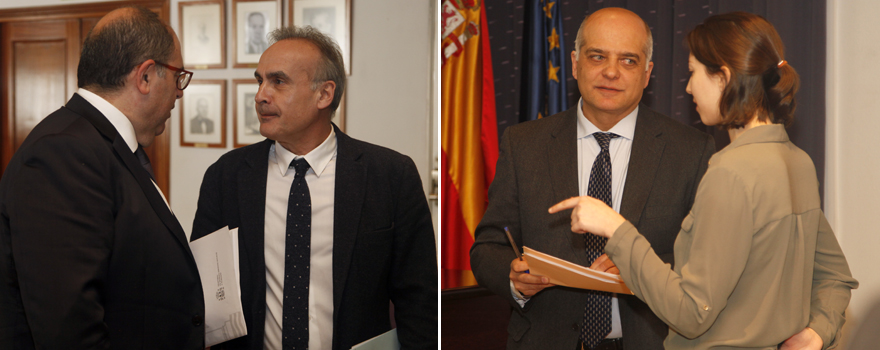 Carlos Moreno saludando a Jesús Fernández Crespo. A la izquierda, Juan Antonio Vargas, decano de la Facultad de Medicina de la Universidad Autónoma de Madrid, y Marina García, presidenta del Consejo Estatal de Estudiantes de Medicina (CEEM).