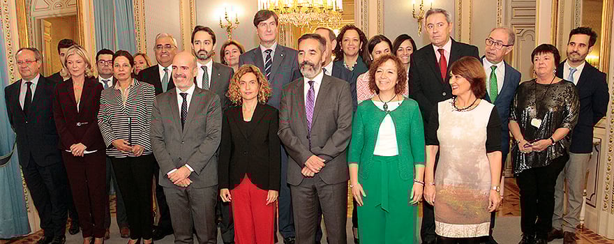 Foto de familia de la ministra de Política Territorial y Función Pública junto a los consejeros antes de empezar la Conferencia Sectorial de Administración Pública.