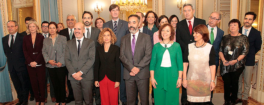 Foto de familia de la ministra de Política Territorial y Función Pública junto a los consejeros antes de empezar la Conferencia Sectorial de Administración Pública.