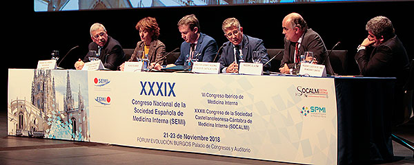 Aspecto de la mesa durante el acto de inauguración.