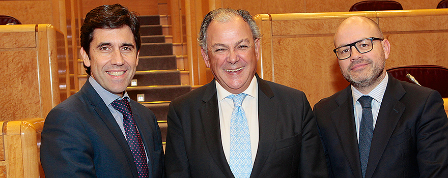 Manuel Garrido y Carlos Palasí, director general y director comercial de Kern Pharma. En el centro, Ángel Luis Rodríguez de la Cuerda, director general de Aeseg. 