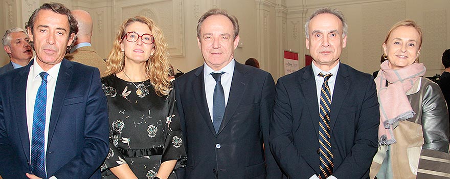 Alfonso Beltrán, director general de Fipse;  Paloma Casado, subdirectora general de Calidad e Innovación del Ministerio de Sanidad; Javier Castrodeza, secretario general de Sanidad; Jesús Fernández Crespo, director general del Instituto de Salud Carlos III, y Margarita Alfonsel, secretaria general de Fenin. 