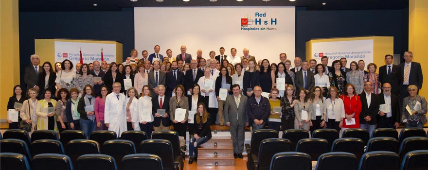 Foto de Familia de los gerentes del Sermas con las credenciales de la Red de Hospitales SIn Humo