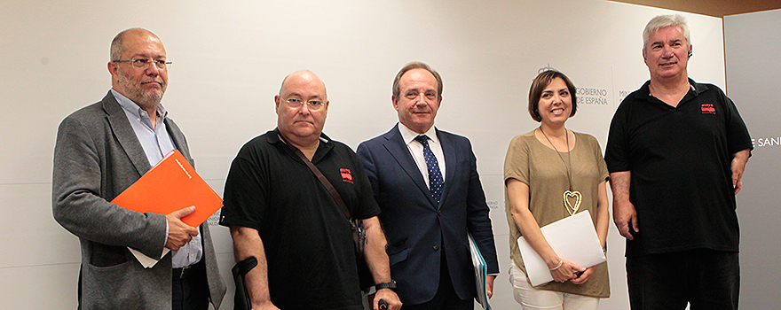 Francisco Igea, portavoz de Sanidad de Ciudadanos; José Riquelme, presidente de Avite; Javier Castrodeza, secretario general de Sanidad; Encarna Guillén, directora del comité médico; y Rafael Basterrechea, vicepresidente de Avite.