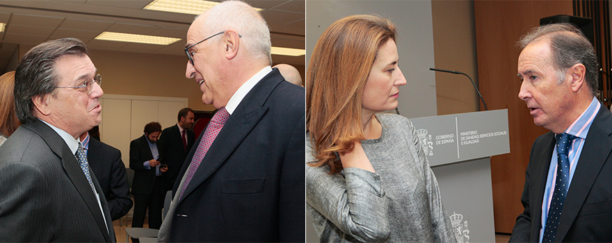 Jesús Acebillo, también presidente de Novartis en España, conversa con Federico Plaza, director de Governmental Affairs de Roche. A la derecha, Cristina Henríquez de Luna, responsable de GSK, y Martín Sellés, director general de Janssen. 