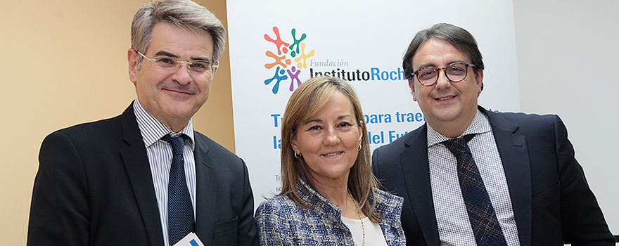  Ceciliano Franco, director gerente del Servicio Extremeño de Salud (SES); Chelo Martín de Dios, directora gerente de la Fundación Instituto Roche, y José María Vergeles.