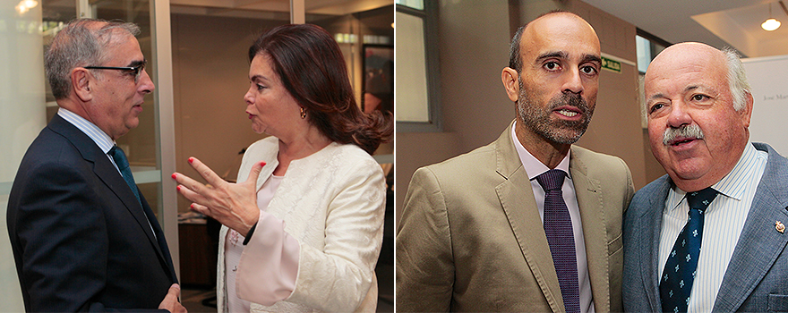 Martínez Olmos charla con Carmen Peña, presidenta de la Federación Internacional de Farmacéuticos; ala derecha, Ricardo López y Jesús Aguiirre, senador del PP.