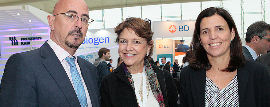 César Pascual, junto a María Sanjurjo, jefa de Farmacia del Gregorio Marañón, y Ana Herranz, vocal de Farmacia Hospitalaria del Cgcof.