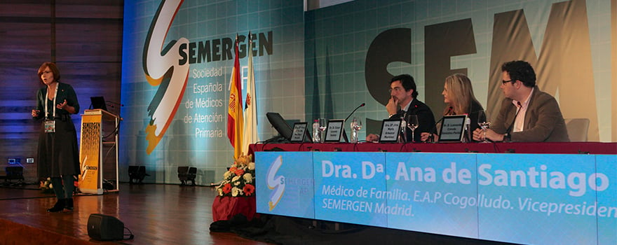 Mesa sobre la troncalidad en el Congreso. De pie, Ana de Santiago, vicepresidenta de Semergen Madrid. Sentados: César Lozano, Ana María Arbaizar -voca de la Comisión Nacional de la Especialidad- y Leonardo Caveda.