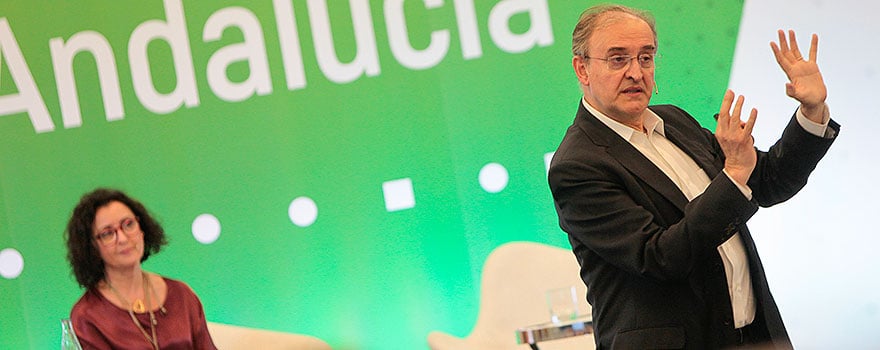 Xavier Marcet Gisbert, en un momento de su conferencia, ante la mirada de la viceconsejera de Salud de Andalucía, María Isabel Baena. 