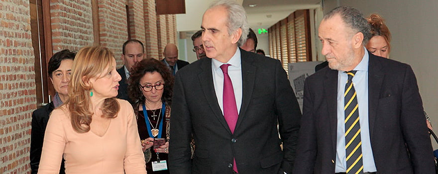 Marina Álvarez y Enrique Ruiz Escudero, consejeros de Sanidad de Andalucía y Madrid respectivamente, junto al presidente de Sanitaria 2000, José María Pino.