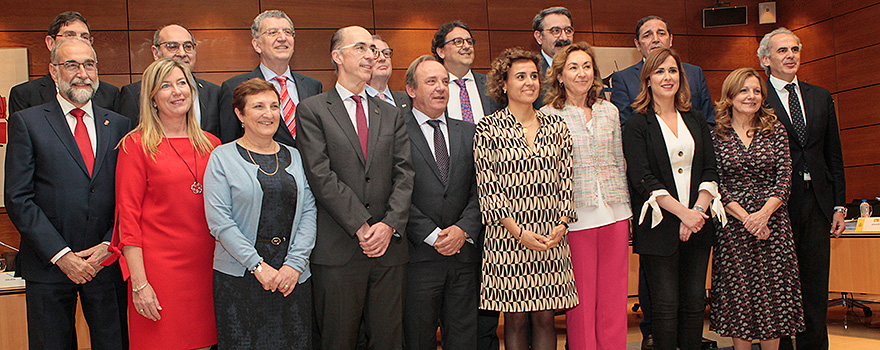 La ministra de Sanidad, Dolors Montserrar, y el secretario general de Sanidad, José Javier Castrodeza, junto a los consejeros de Salud de las comunidades autónomas. 