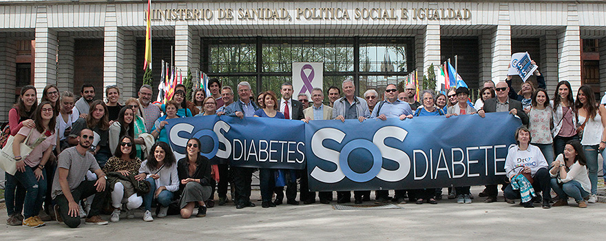 Los representantes de la Federación Española de Diabetes (FEDE) se han manifestado frente al Ministerio de Sanidad mientras se desarrollaba en su interior el Consejo Interterritorial.