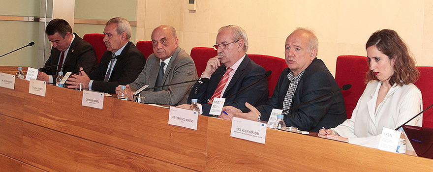 Vicente Matas, representante nacional de A.P Urbana del CGCOM; José María Rodríguez, vicesecretario del CGCOM; Luis Morales; Serafín Romero, presidente del CGCOM; Francisco Moreno, autor del libro  'Responsabilidad del Médico Interno Residente'; Alicia Córdoba, representante nacional de Médicos Jóvenes del CGCOM.