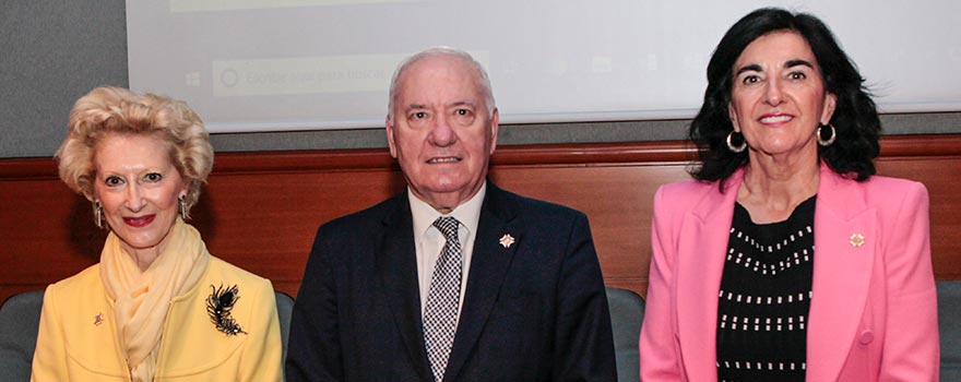 Pilar Fernández, vicepresidenta del Consejo General de Enfermería (CGE); Florentino Pérez Raya, presidente del CGE; Raquel Rodríguez, vicepresidenta segunda del CGE.