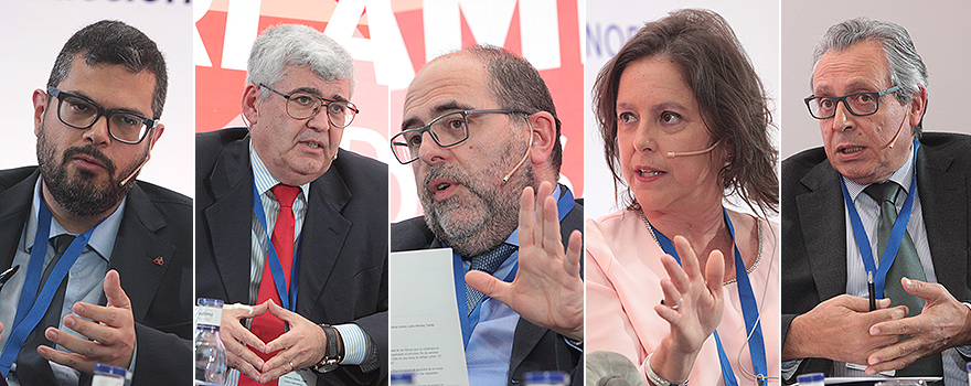 Juan Antonio Gil, portavoz de Podemos en la Comisión de Salud del Parlamento de Andalucía; Justo Herrera, director general de Recursos Humanos de la Consejería de Sanidad Universal y Salud Pública de la Comunidad Valenciana; Carlos Moreno, director general de Ordenación Profesional del Ministerio de Sanidad; Catalina Montserrat García, portavoz del PP en la Comisión de Salud del Parlamento de Andalucía; Tomás Toranzo, presidente de la Confederación Estatal de Sindicatos Médicos (CESM).