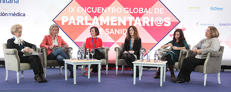  Pilar Fernández, vicepresidenta del Consejo General de Enfermería; Miriam Alconchel, portavoz adjunta del PSOE en la Comisión de Sanidad del Congreso de los Diputados; Marta Fernández-Teijeiro, presidenta del Colegio de Farmacéuticos de Cantabria; María Isabel Albás, portavoz de Ciudadanos en la Comisión de Salud del Parlamento de Andalucía; Isaura Navarro, portavoz de Compromís en la Comisión de Sanidad de las Cortes Valencianas y Pilar Bartolomé, secretaria de Salud Laboral de la Confederación de Sindicatos Médicos (CESM) al comienzo del debate sobre 'Feminización de las profesiones sanitarias'.