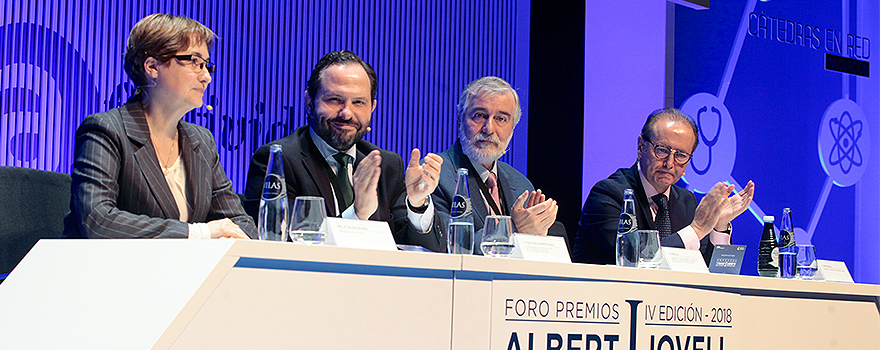 Mª Dolors Navarro, Presidenta del Jurado; Diego Sanjuanbenito Bonal, Viceconsejero de Humanización de la Asistencia Sanitaria de la Comunidad de Madrid; Ángel Gil, Catedrático de Salud Pública y Medicina Preventiva y Director de la Cátedra de Innovación y Gestión Sanitaria; y Martín Sellés, Presidente y Consejero Delegado de Janssen.