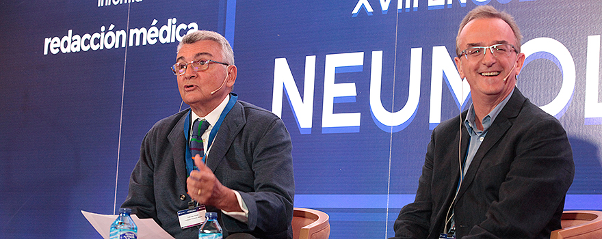 Arcadi Gual Sala, presidente de la Fundación Educación Médica, y Marcelo F. Jiménez López, jefe de Cirugía Torácica del Complejo Asistencial de Salamanca, en un momento de la conferencia 'Formación continuada y Desarrollo profesional'.