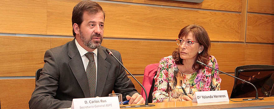 Carlos Rus, secretario general de ASPE, y Yolanda Herreros, directora de Gestiona y Suma, dan la bienvenida a la IV Jornada de Calidad en Centros Sanitarios.