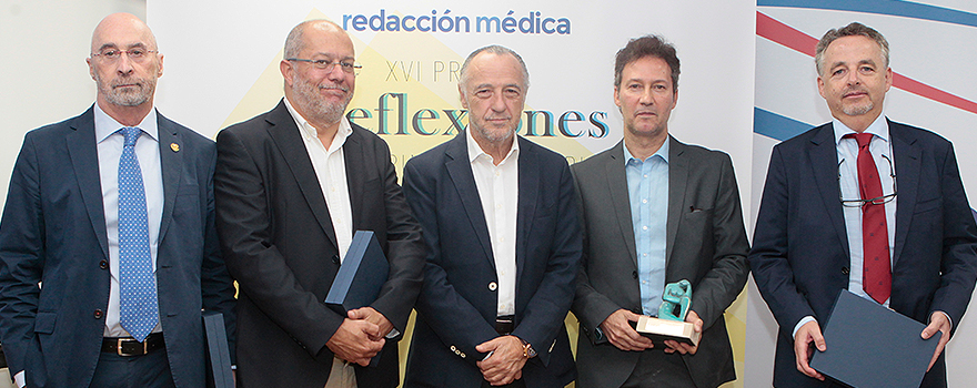 Los premiados junto al presidente de Sanitaria2000, José María Pino