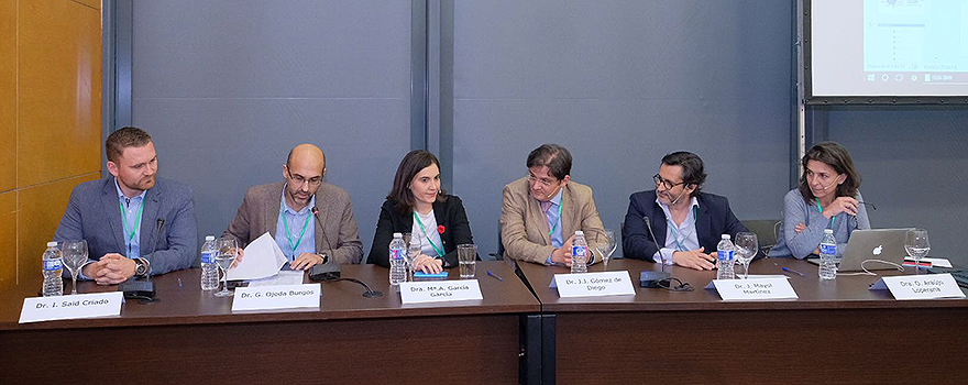 En la mesa de tuiteros del 38 Congreso SEMI han estado presentes los internistas Ismael Said y Guillermo Ojeda (los dos, a la izquierda), además de Araújo. También han figurado el cardiólogo José Juan Gómez de Diego, el cirujano Julio Mayol y la farmacéutica Marian García.