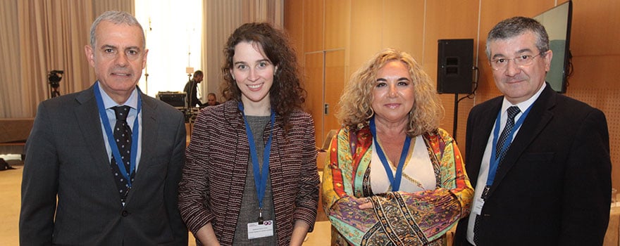 Jon Iñaki Betolaza, director de Farmacia del Departamento de Salud del Gobierno Vasco; Emma Bartolomé-García, secretaria científica de la Sociedad Española de Farmacia Hospitalaria (SEFH); María Jesús Alsar, directora de Acceso al Mercado de Sanofi; y Rafael López, jefe del Servicio de Oncología Médica del Complejo Hospitalario de Santiago de Compostela. 