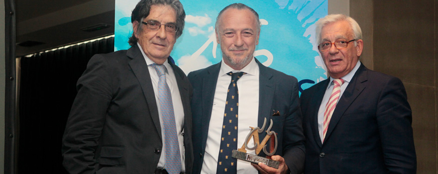 José María Pino posa con su premio, flanqueado por Antonio Sueiro y Jesús Sánchez Martos.