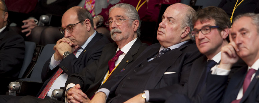 El consejero de Salud del País Vasco, Jon Darpón, Kepa Urigoitia y Ricardo De Lorenzo; Gorka Urtaran, alcalde de Vitoria, y Tomás Cobo.