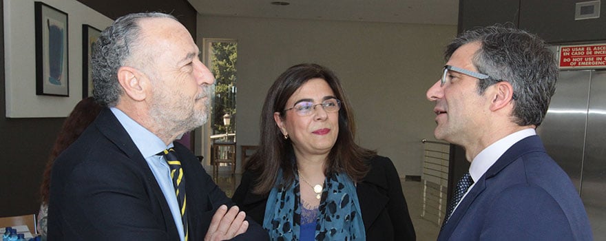 José María Pino charla con Miguel Ángel Calleja y Carmen Encinas, jefa de Área de Farmacia del Servicio de Salud de Castilla-La Mancha, momentos antes del encuentro.