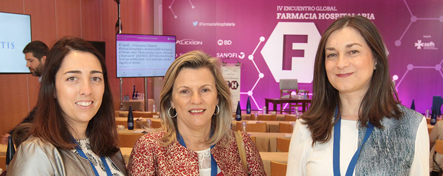 Leire Sopuerta, responsable de Relaciones Institucionales de Sanitaria 2000; con Eloína Núñez, gerente del Complejo Hospitalario Universitario de Santiago de Compostela; y Ana Lozano, vicepresidenta de la SEFH.