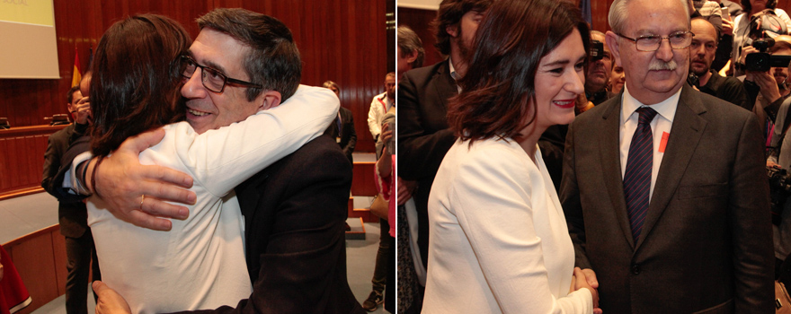 Un momento de las felicitaciones a Carmen Montón de Patxi López y Serafín Romero, presidente de la Organización Médica Colegial (OMC).