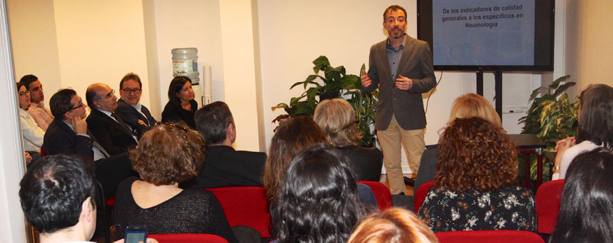 Fernando González-Torralba, presidente de Neumomadrid, durante la presentación de la guía.