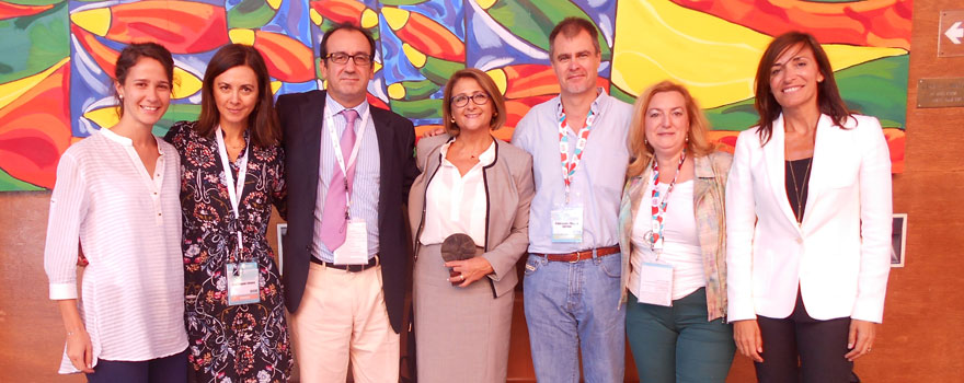 Teresa Bermejo (en el centro) y su equipo del Servicio de Farmacia del Ramón y Cajal, junto a Benito García (tercero por la izquierda), director de Formación de la SEFH.