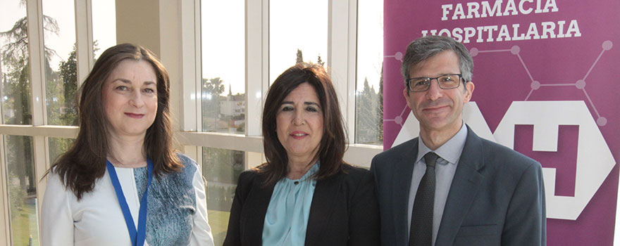 Ana Lozano, Carmen de la Fuente, vocal de representanes de las sociedades autonómicas de la Junta Direciva de la Sociedad Española de Medicina Intensiva y Crítica y Unidades Coronarias (Semicyuc) y Miguel Ángel Calleja.